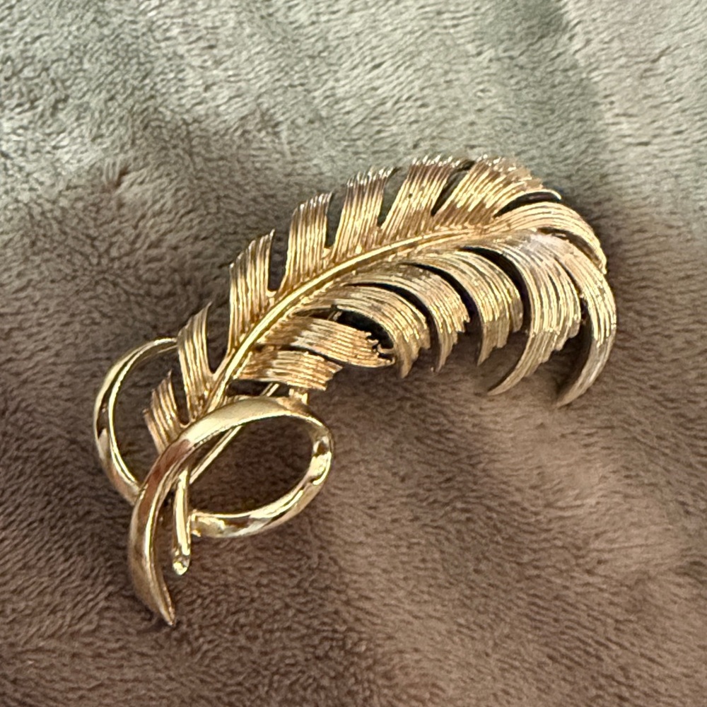 Vintage Goldtone brooch Set - Picture 2 of 11